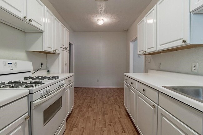 Building Photo - 837 Peddie St