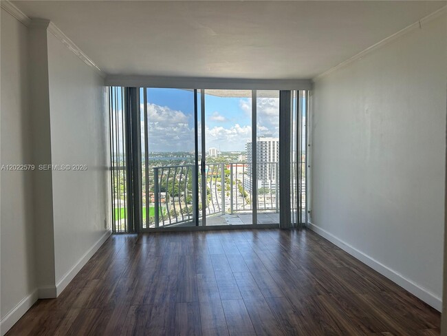 Building Photo - 7601 E Treasure Dr