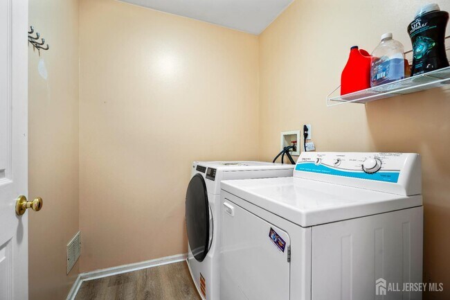 Building Photo - 11 Windsong Cir