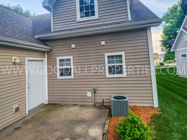 Building Photo - 3 Bedroom 2.5 Bathroom end unit home in Urbandale!!!