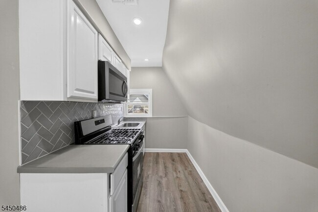 Building Photo - 467 Summer Ave