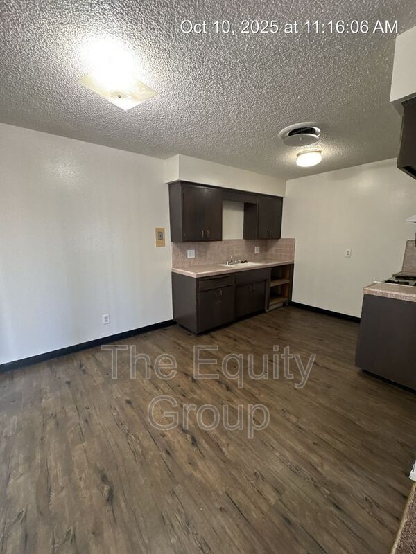 Building Photo - 2837 W Walnut Ave