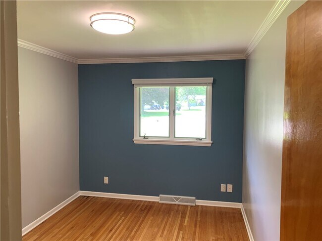 Building Photo - 20 Pine Hill Dr