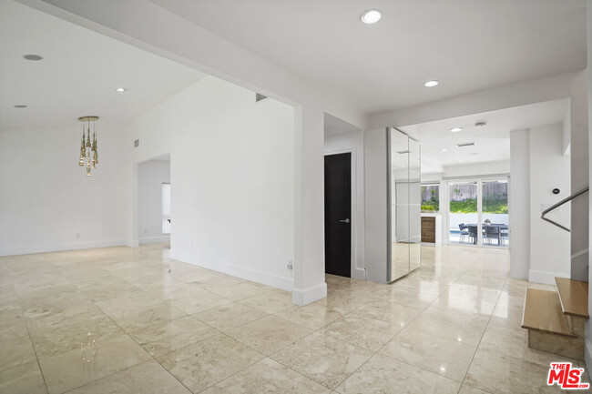 Building Photo - 16544 Park Ln Dr