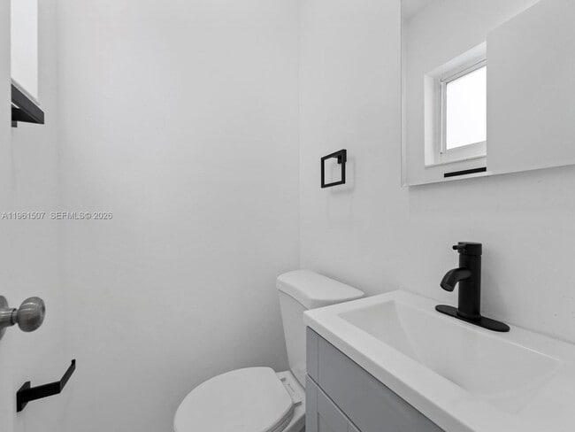 Building Photo - 104 E 58th St