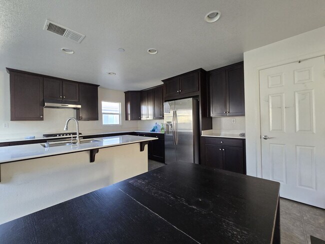Building Photo - Stunning 3BR 3.5 BATHROOM House in Hayward