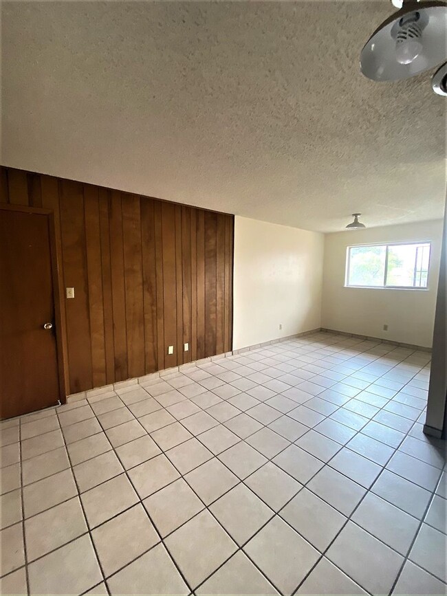 Building Photo - Large 4 Bedroom home with Garage and Enclosed backyard