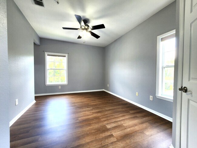 Building Photo - 3rd Floor Condo; Gated Community; Resort S...