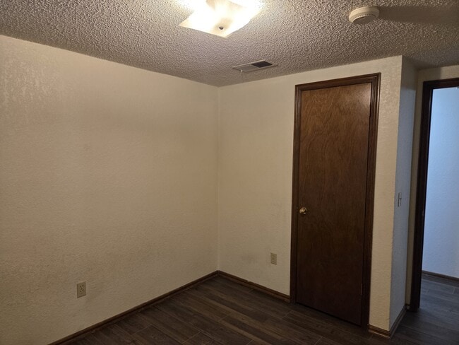 Building Photo - 2122 Meench Dr