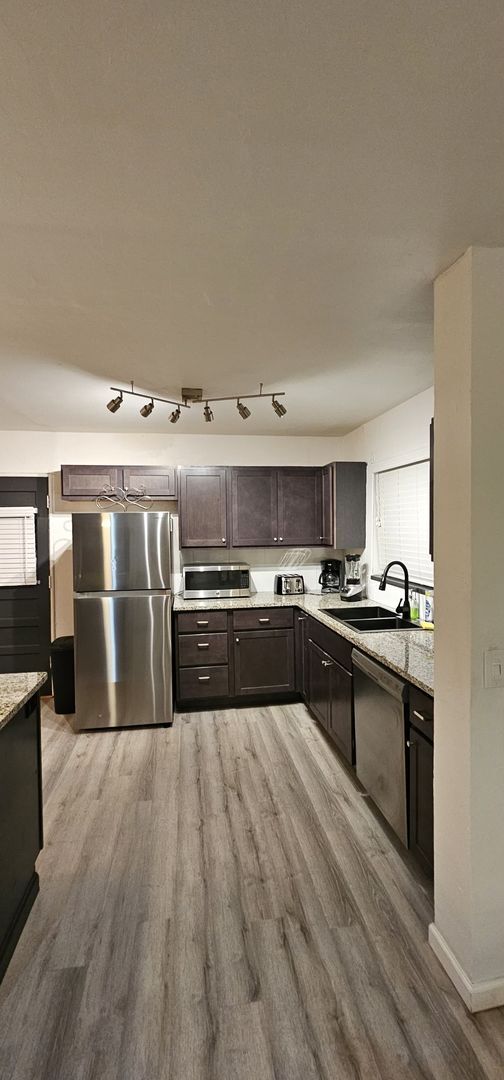 Building Photo - Fully Furnished Home in Putnam Heights + All Appliances