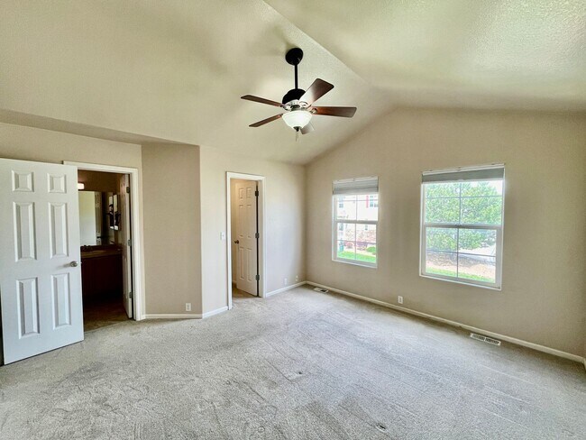 Building Photo - *ONE MONTH FREE RENT!* Beautifully Updated 3 Bedroom Town Home