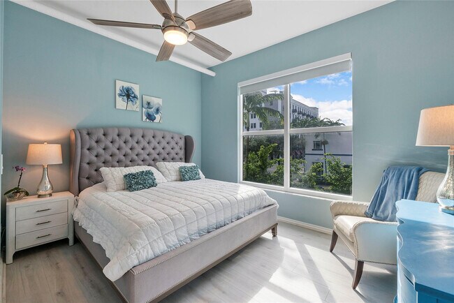 Building Photo - 313 NE 2nd St