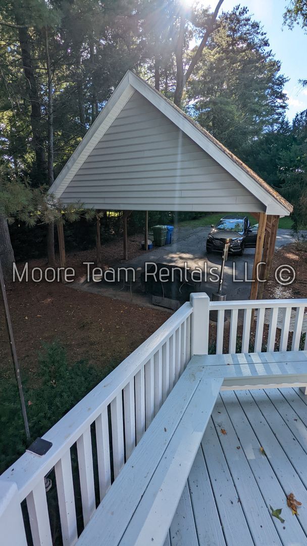 Building Photo - 2 Bed Cape Cod + Large Hobby Room