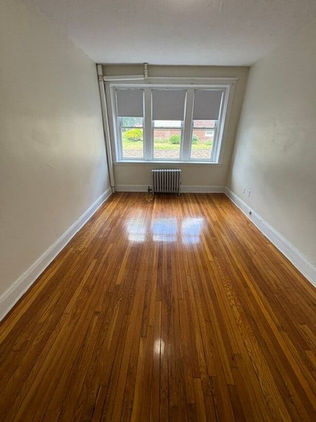Building Photo - Gorgeous renovated studio with great location in Brighton available NOW!!