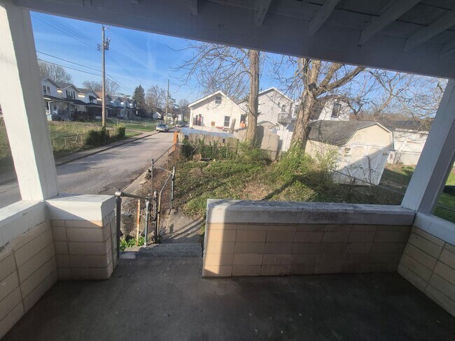 Building Photo - 2765 Alexandria Ave