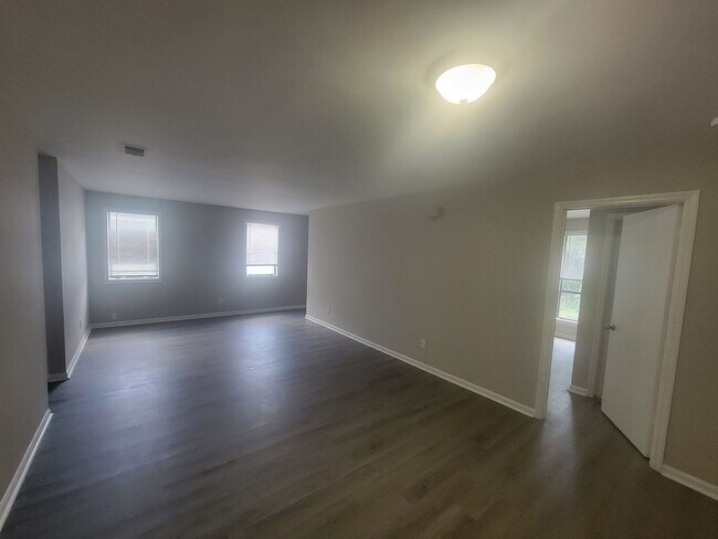 Building Photo - 1546 Hamilton Dr