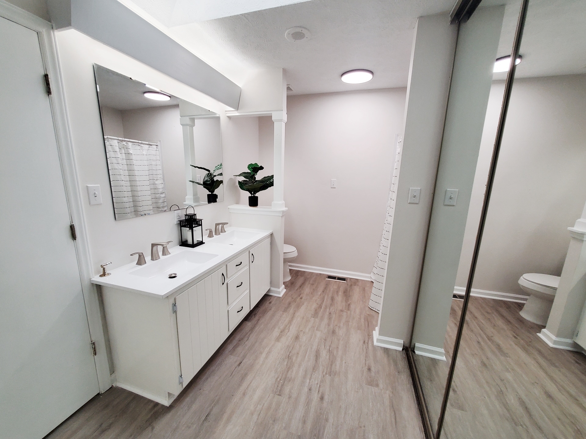 Building Photo - Room in Single Family Home on Henslowe Dr