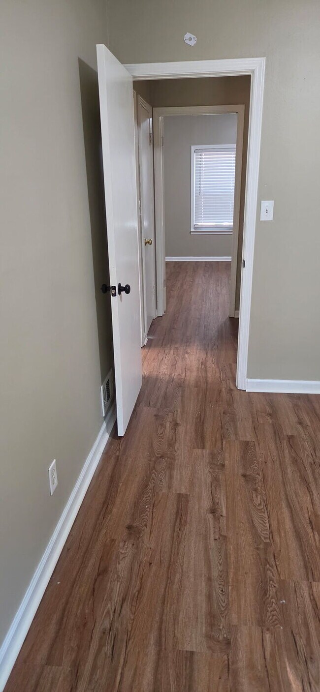 Building Photo - Two Bedroom Home, Recently Renovated