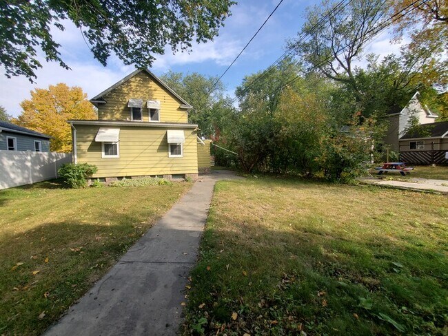 Building Photo - 1617 University Ave