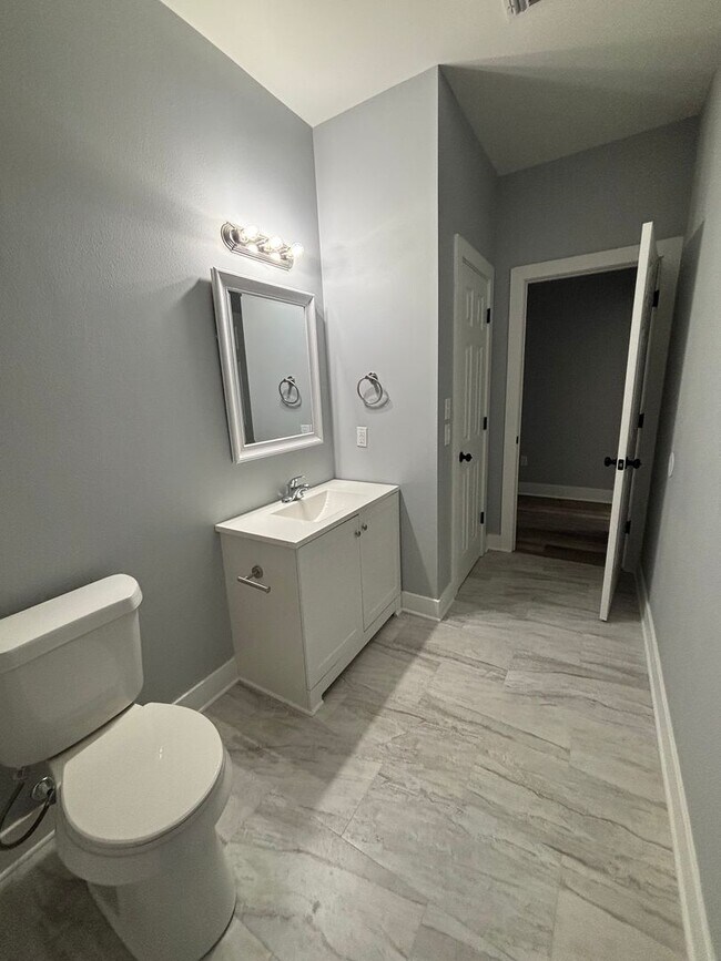 Building Photo - 5 bedrooms!! Remodeled top to bottom!