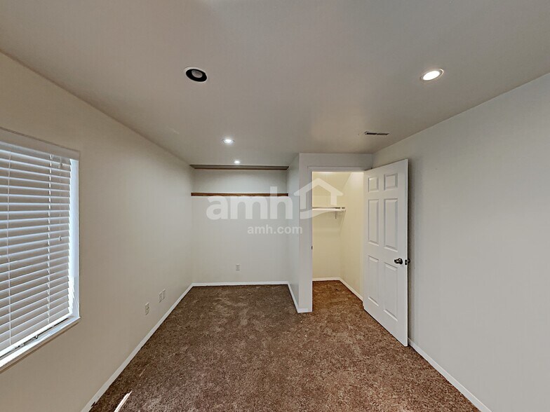 Building Photo - 8766 S Pebble Crest Way