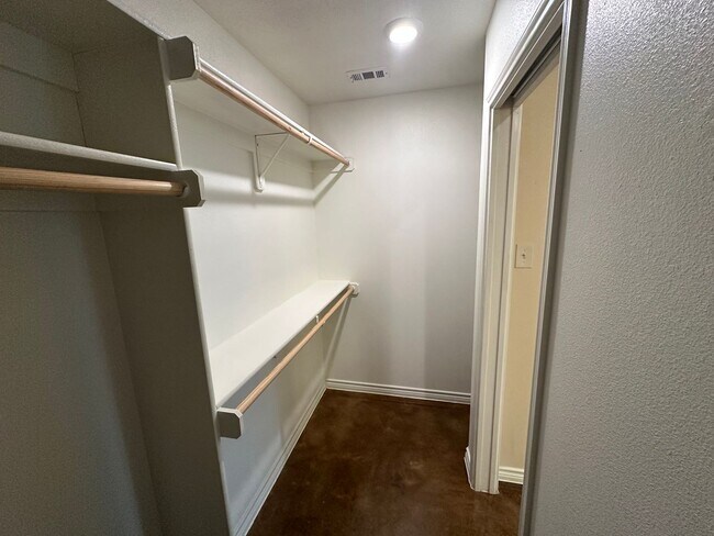 Building Photo - AVAILABLE NOW!!