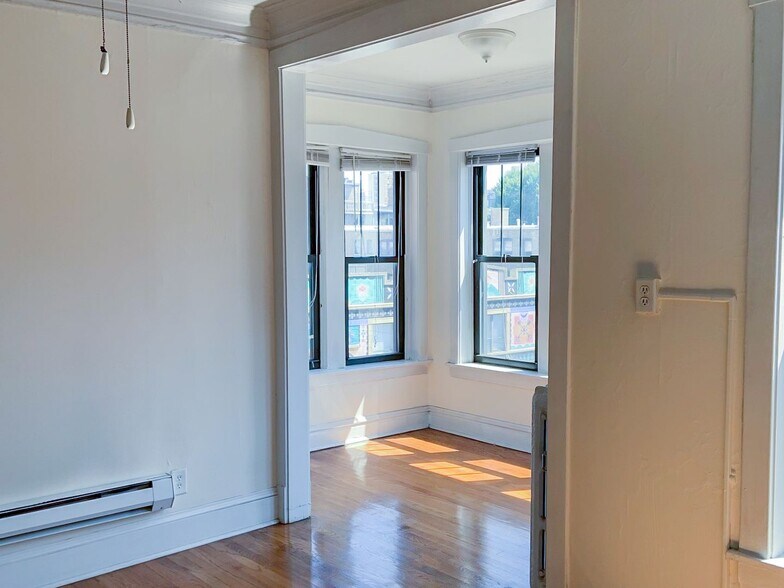 Building Photo - 2862 N Clark St