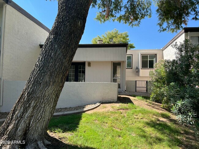 Building Photo - 7527 E Pleasant Run