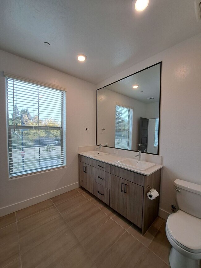 Building Photo - Experience Comfort and Style in This Venet...