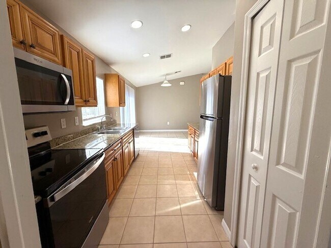 Building Photo - Spacious 3 Bed / 2 Bath Home with Large Ba...