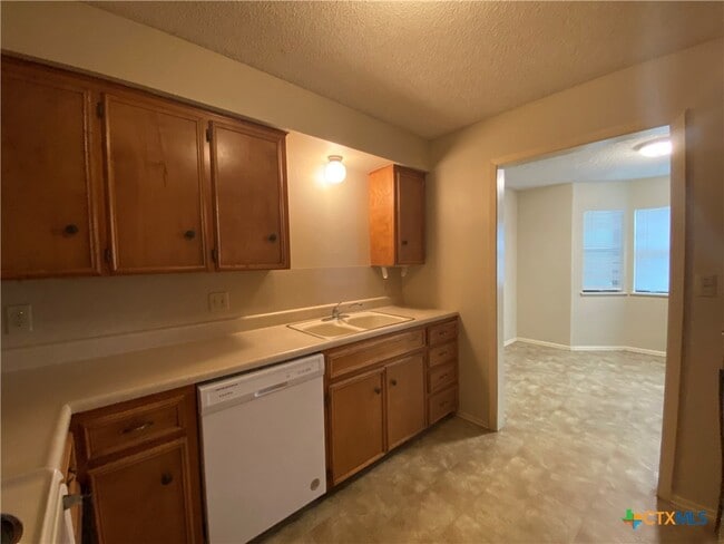 Building Photo - 40 Royal Crest