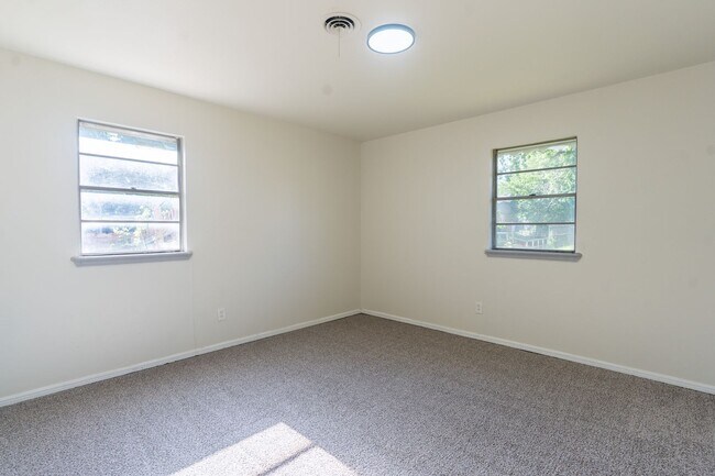 Building Photo - 4 Bedroom Must See!!