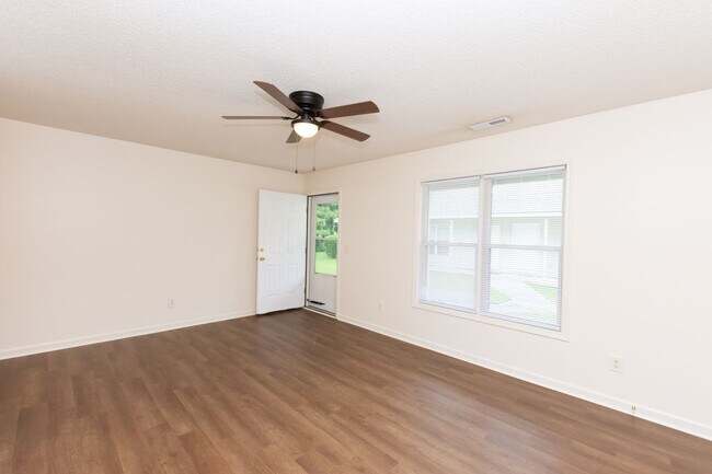 Building Photo - 241 Lakewood Dr