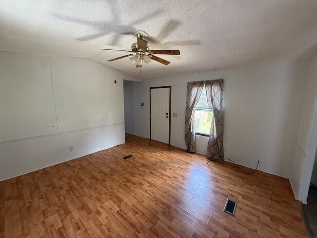 Building Photo - 2 Bedroom / 2 Bathroom Mobile Home in high...