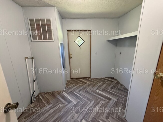 Building Photo - 800 W 81st St S