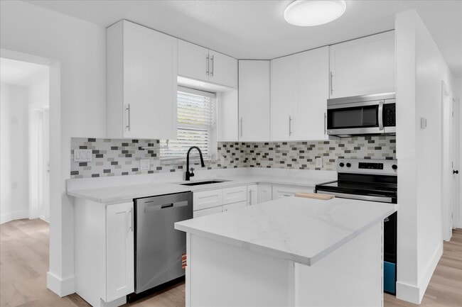 Building Photo - 8801 Sunlit Cove Dr NE