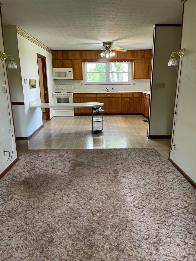 Building Photo - Location & Convenience!!! GREAT BASEMENT!!!!
