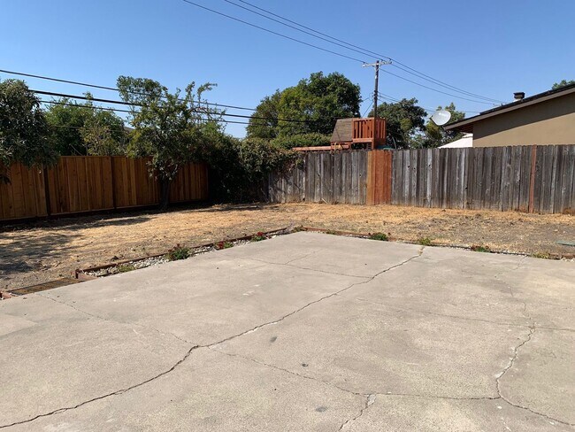Building Photo - 3 Bedroom, 1 Bathroom Home in N. Highlands