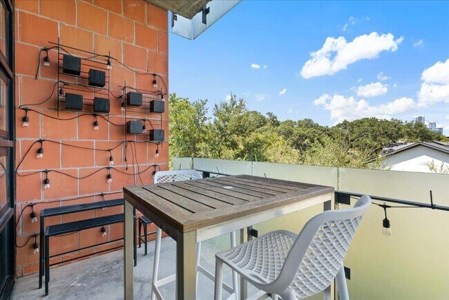 Building Photo - 1401 Eva St