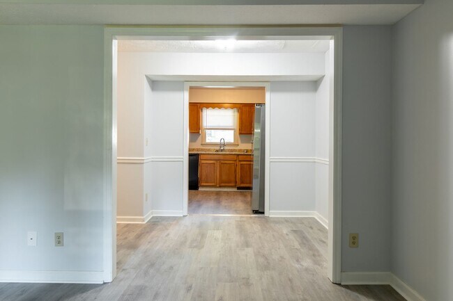 Building Photo - 3 story 2 bed 1.5 bath condo with large ga...