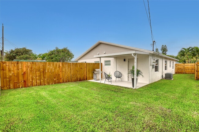 Building Photo - 414 W Mango St