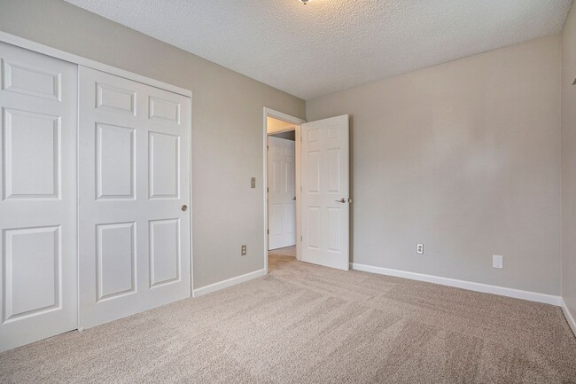 Building Photo - Spacious End Unit in Thornton
