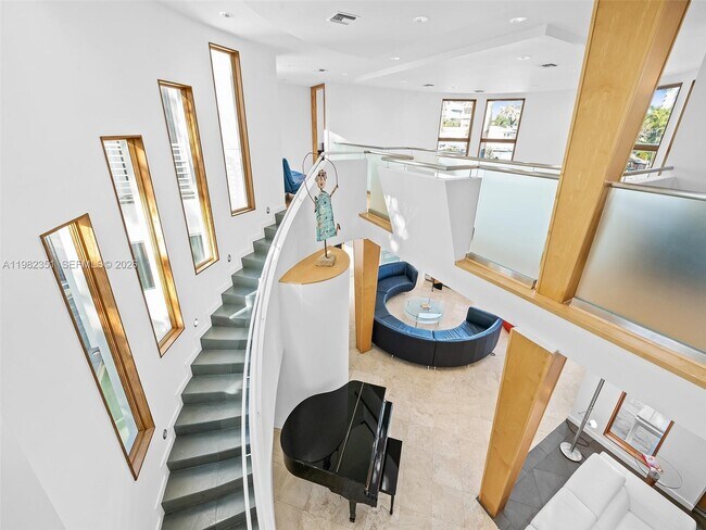 Building Photo - 450 Victoria Terrace