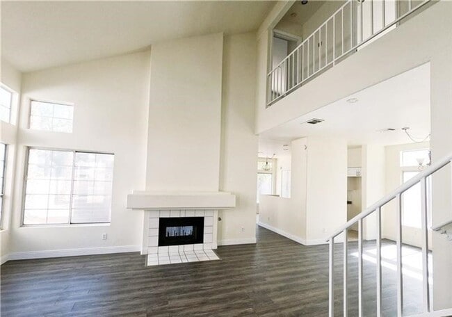 Building Photo - 4 Bedroom!  Buffalo & Smoke Ranch Area!