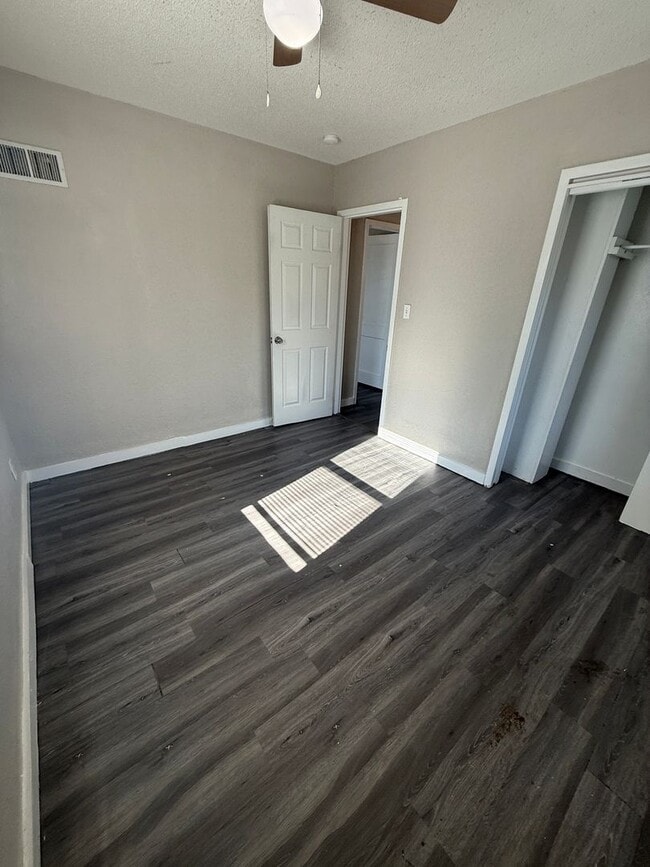 Building Photo - 2 bedroom townhome right off the highway!