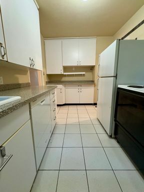 Building Photo - Treat Yourself to this Large Queen Anne Home!