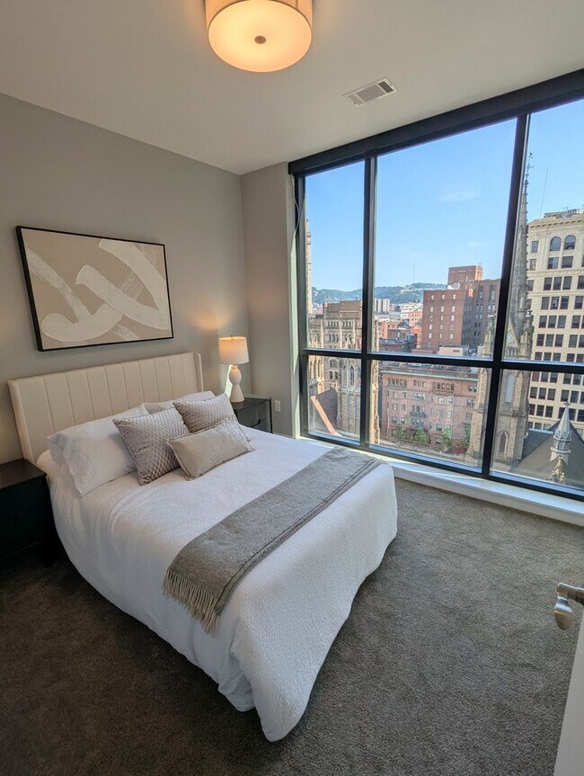 Building Photo - Gorgeous 2 Bedroom 2 Bathroom Downtown Condo with Epic Views and Free Parking
