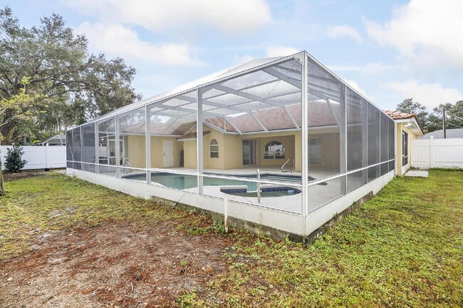 Building Photo - Palm Harbor Pool Home