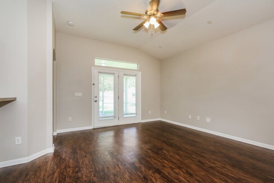 Building Photo - 11505 Oaklawn Rd