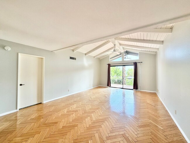 Building Photo - AVAILABLE NOW!! 3 Bedroom 2 Bathroom Condo in Palm Springs! MOVE IN SPECIAL! 50% OFF ONE MONTHS RENT